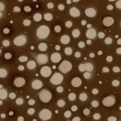 Tapet Spotted Puffer, Brown, cu puncte mari pe un fundal maro inchis, aplicat intr-un interior modern.