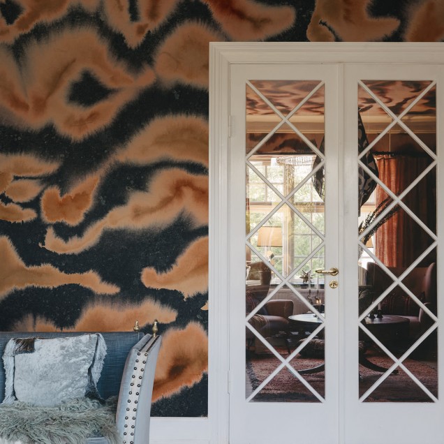 Tapet Guppy Orange, cu design abstract in nuante de portocaliu si negru