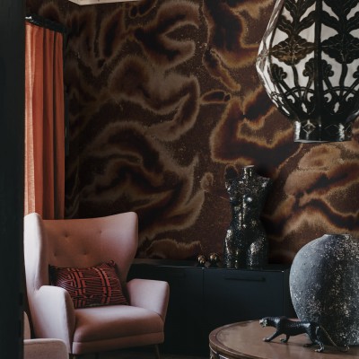 Tapet Guppy, maro, cu design abstract,  ilustrat pe un perete din living, cu o canapea roz, o masă de cafea și o lampă.