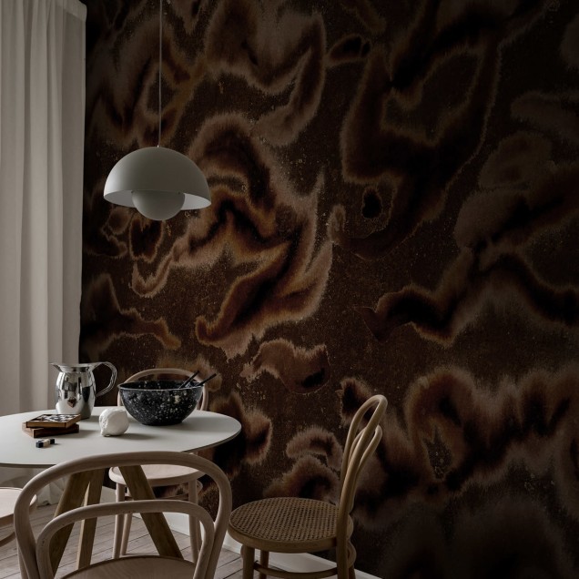 Tapet Guppy, maro, cu design abstract,  ilustrat pe un perete din living, cu o canapea roz, o masă de cafea și o lampă.