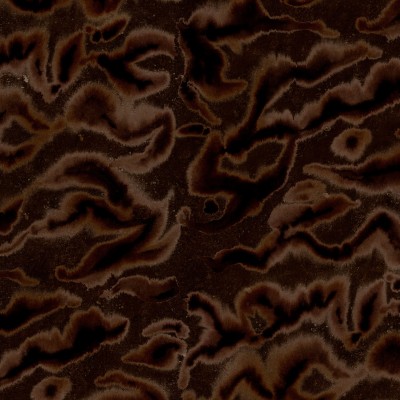 Tapet Guppy, maro, cu design abstract,  ilustrat pe un perete din living, cu o canapea roz, o masă de cafea și o lampă.