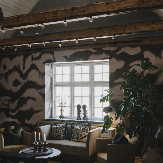 Tapet Guppy Lightbrown cu un design abstract delicat, cu nuanțe subtile de maro și gri, perfect pentru a crea o atmosferă relaxantă în living sau dormitor.