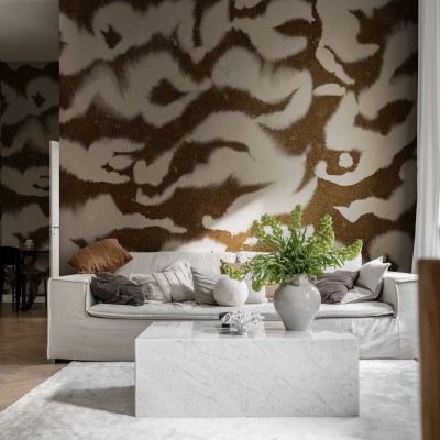 Tapet Guppy Lightbrown cu un design abstract delicat, cu nuanțe subtile de maro și gri, perfect pentru a crea o atmosferă relaxantă în living sau dormitor.