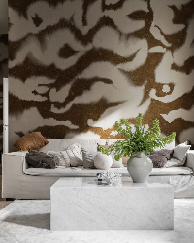 Tapet Guppy Lightbrown cu un design abstract delicat, cu nuanțe subtile de maro și gri, perfect pentru a crea o atmosferă relaxantă în living sau dormitor.