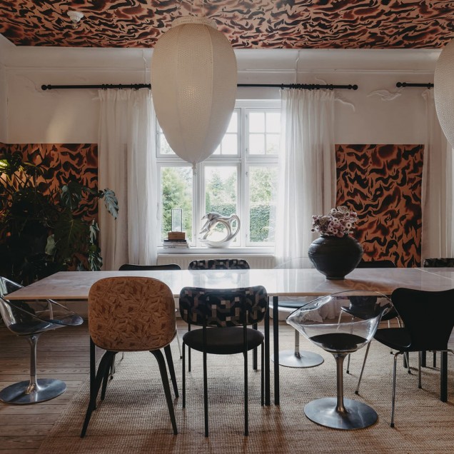 Tapet cu motive abstracte roșii, perfect pentru un living modern.