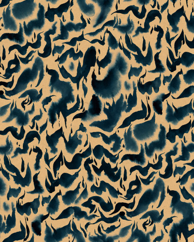 Tapet abstract cu model Discus, Orange Blue, cu nuanțe de albastru și auriu, aplicat într-o sufragerie.