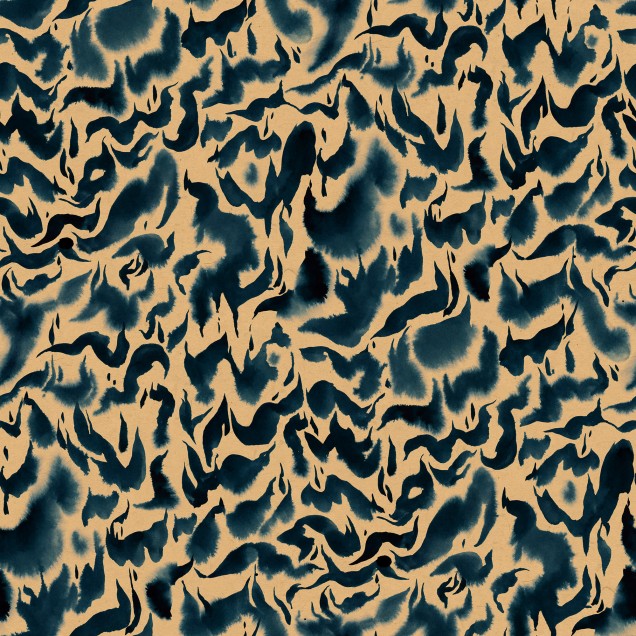 Tapet abstract cu model Discus, Orange Blue, cu nuanțe de albastru și auriu, aplicat într-o sufragerie.