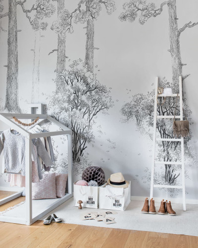 Tapet Forest Memories Graphite, cu design minimalist al unor copaci în pădure.