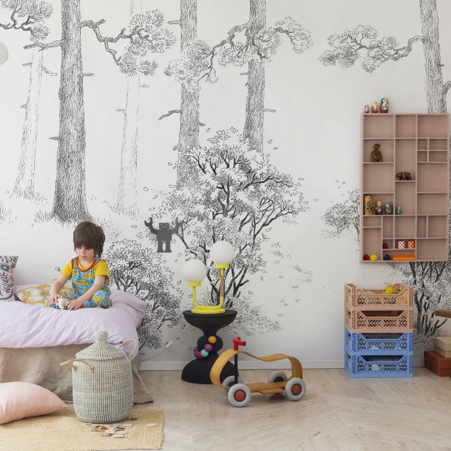 Tapet Forest Memories Graphite, cu design minimalist al unor copaci în pădure.