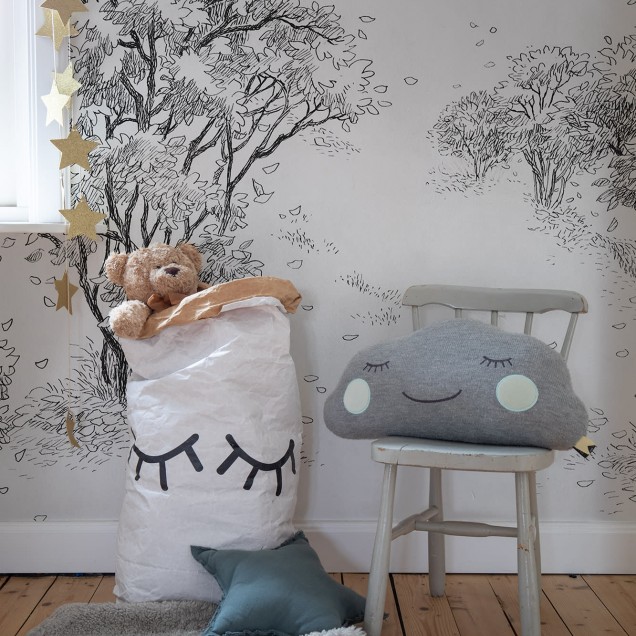 Tapet Forest Memories Graphite, cu design minimalist al unor copaci în pădure.