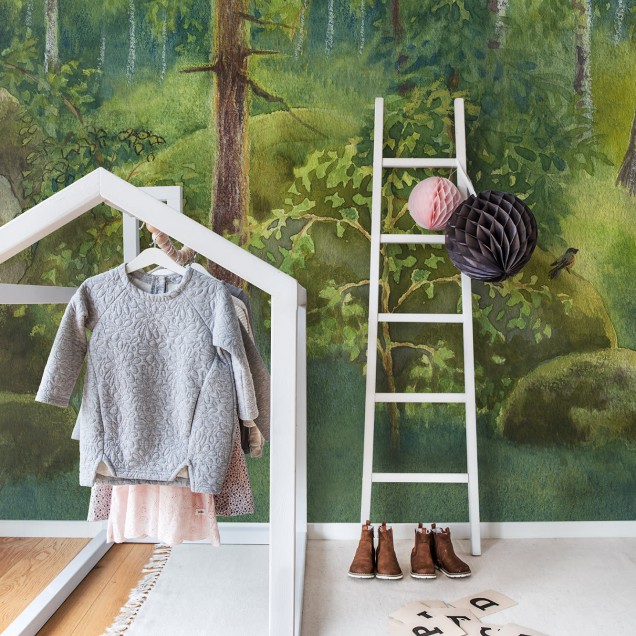 Tapet cu design de pădure, cu culori pastelate și detalii delicate, perfect pentru dormitoare, camere de copii și livinguri