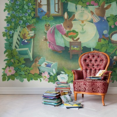 Un tapet cu un design fermecător ce prezintă o familie de iepurași într-o casă cu un interior tradițional, ideal pentru decorarea camerei unui copil.