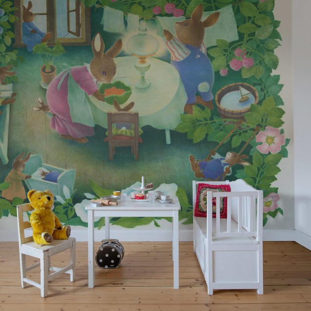 Un tapet cu un design fermecător ce prezintă o familie de iepurași într-o casă cu un interior tradițional, ideal pentru decorarea camerei unui copil.