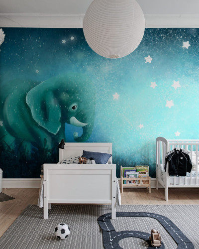 Tapet cu elefant care se plimbă printre stele, ideal pentru o cameră de copii.