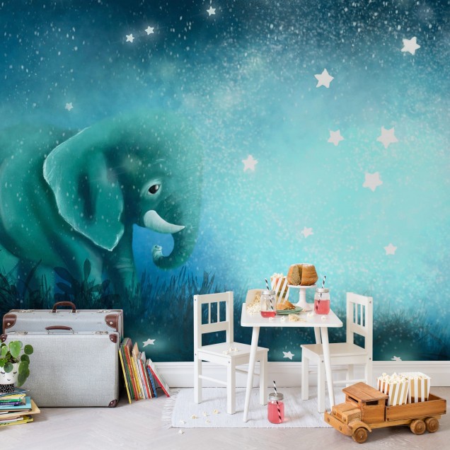 Tapet cu elefant care se plimbă printre stele, ideal pentru o cameră de copii.