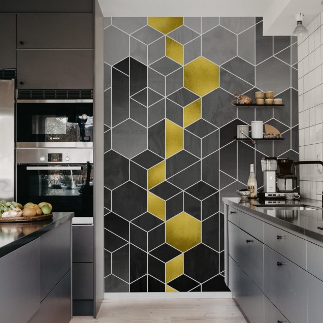 Tapet geometric modern în nuanțe de gri și auriu.