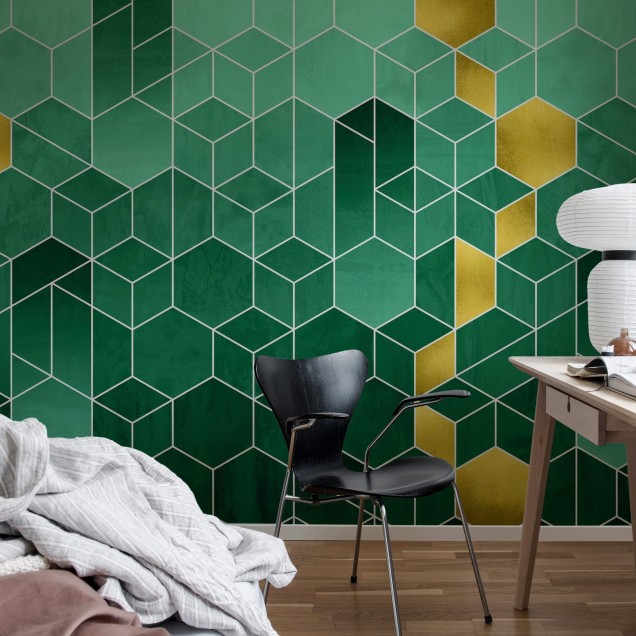 Tapet geometric abstract cu nuanțe de smarald și auriu.