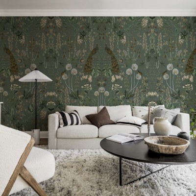 Tapet cu design floral, cu păuni pe fundal verde.