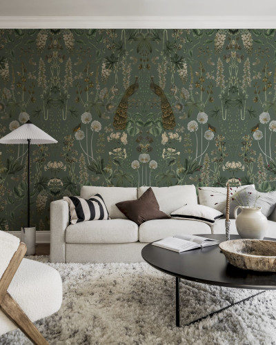 Tapet cu design floral, cu păuni pe fundal verde.