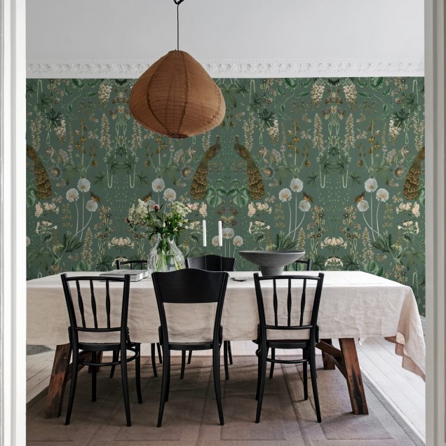 Tapet cu design floral, cu păuni pe fundal verde.