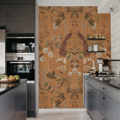 Tapet floral Peacock Garden Ochre, cu detalii botanice bogate si pasari exotice, intr-un interior modern.