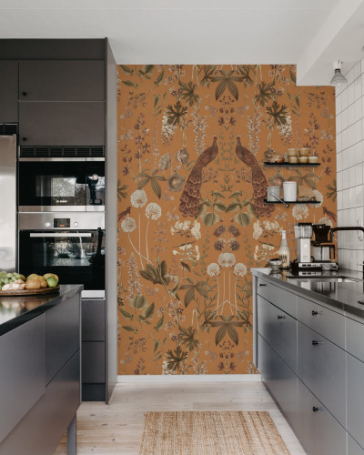 Tapet floral Peacock Garden Ochre, cu detalii botanice bogate si pasari exotice, intr-un interior modern.