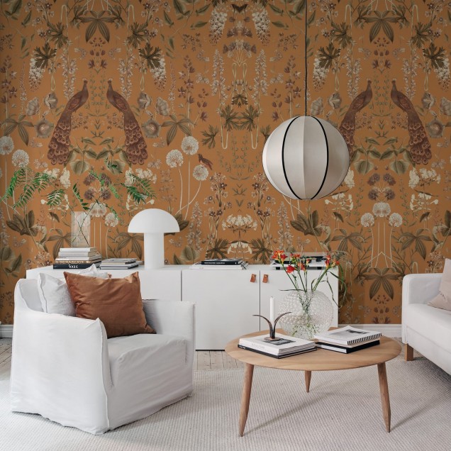 Tapet floral Peacock Garden Ochre, cu detalii botanice bogate si pasari exotice, intr-un interior modern.