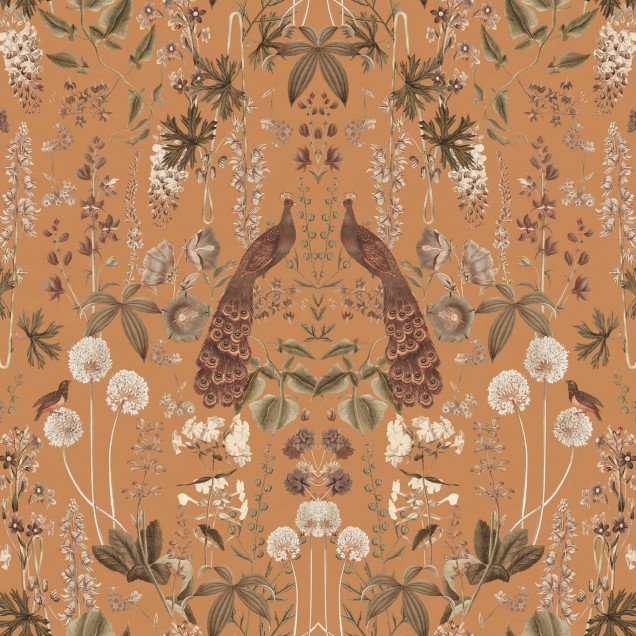 Tapet floral Peacock Garden Ochre, cu detalii botanice bogate si pasari exotice, intr-un interior modern.