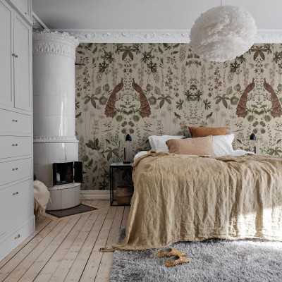 Tapet cu păuni și flori delicate, în nuanțe neutre, perfect pentru un design elegant și primitor.