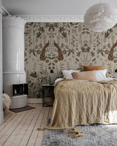 Tapet cu păuni și flori delicate, în nuanțe neutre, perfect pentru un design elegant și primitor.