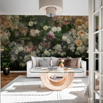 Imagine cu un wallpaper floral in nuante de mov, roz si alb, pe fundal verde inchis, intr-un living cu canapea alba si masa de cafea.