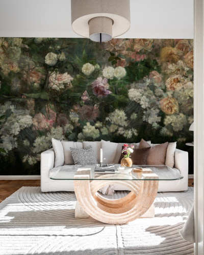 Imagine cu un wallpaper floral in nuante de mov, roz si alb, pe fundal verde inchis, intr-un living cu canapea alba si masa de cafea.