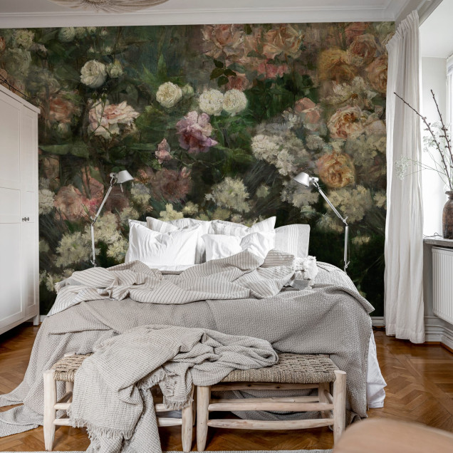 Imagine cu un wallpaper floral in nuante de mov, roz si alb, pe fundal verde inchis, intr-un living cu canapea alba si masa de cafea.