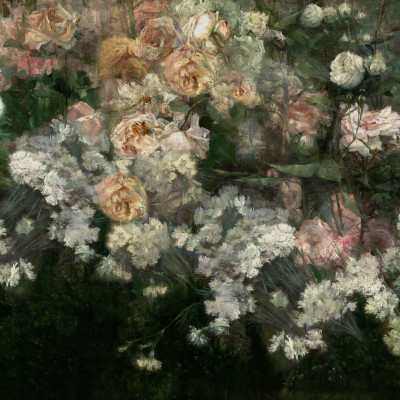 Imagine cu un wallpaper floral in nuante de mov, roz si alb, pe fundal verde inchis, intr-un living cu canapea alba si masa de cafea.