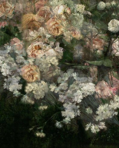 Imagine cu un wallpaper floral in nuante de mov, roz si alb, pe fundal verde inchis, intr-un living cu canapea alba si masa de cafea.