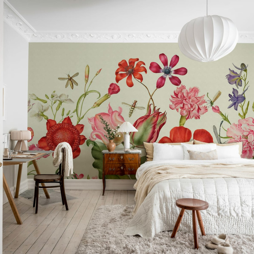 Tapet floral cu un design vintage elegant, cu flori pastelate pe un fundal verde deschis, perfect pentru dormitoare, livinguri sau birouri.