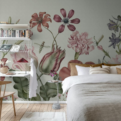 Tapet floral cu un design vintage elegant, cu flori pastelate pe un fundal verde deschis, perfect pentru dormitoare, livinguri sau birouri.