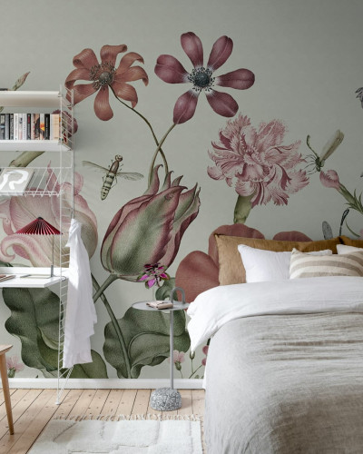 Tapet floral cu un design vintage elegant, cu flori pastelate pe un fundal verde deschis, perfect pentru dormitoare, livinguri sau birouri.