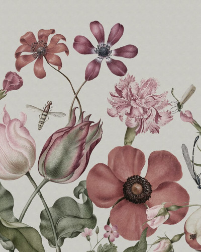 Tapet floral cu un design vintage elegant, cu flori pastelate pe un fundal verde deschis, perfect pentru dormitoare, livinguri sau birouri.