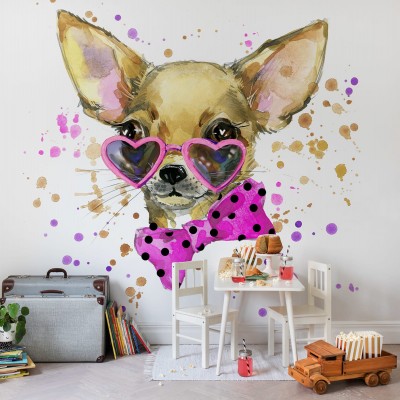 Imaginea de fundal Chihuahua, ilustrează un Chihuahua drăguț, cu ochelari roz în formă de inimă și o fundă roz cu buline negre.