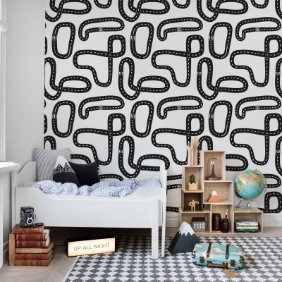 Race Track, Graphite, un design unic cu drumuri negre pe fundal alb, decorat cu o patura, perne, jucarii si o lampă.