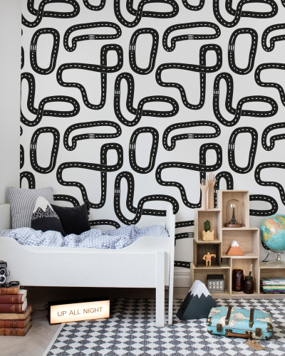 Race Track, Graphite, un design unic cu drumuri negre pe fundal alb, decorat cu o patura, perne, jucarii si o lampă.
