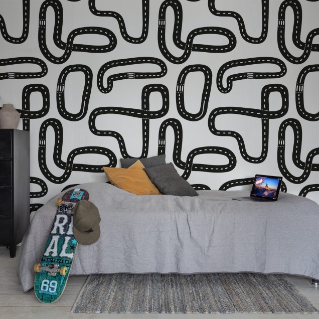 Race Track, Graphite, un design unic cu drumuri negre pe fundal alb, decorat cu o patura, perne, jucarii si o lampă.