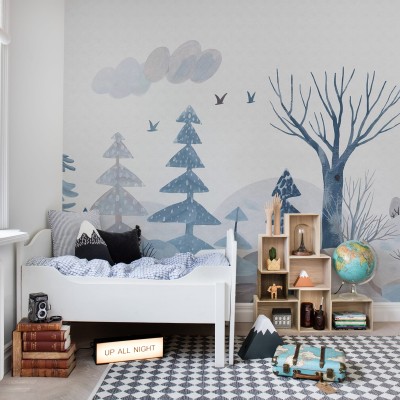 Tapet Winter Woods cu copaci, păsări și nori, perfect pentru dormitorul copilului dumneavoastră.