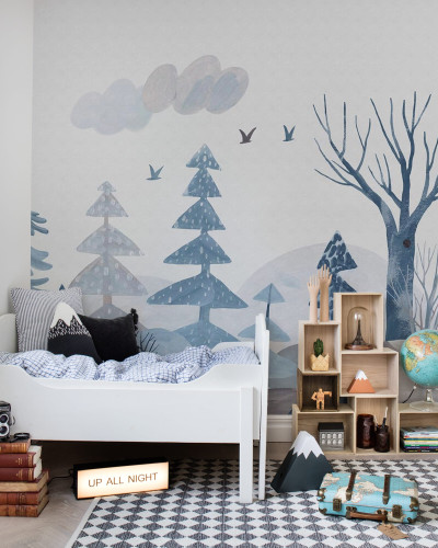 Tapet Winter Woods cu copaci, păsări și nori, perfect pentru dormitorul copilului dumneavoastră.