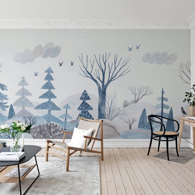 Tapet Winter Woods cu copaci, păsări și nori, perfect pentru dormitorul copilului dumneavoastră.