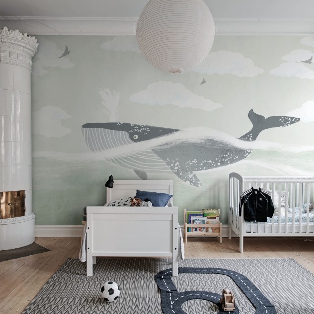 Tapet cu balenă Happy Whale - design cu o balenă albastră care înoată printre nori albi pe un fundal verde deschis.