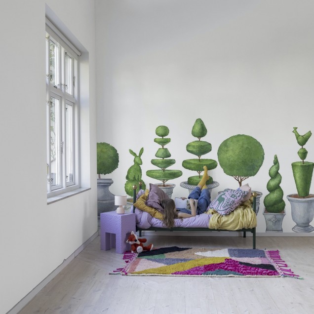 Tapet Pot Garden cu design clasic, inspirat de grădinile luxuriante. O colecție sofisticată de arbuști topiari în ghivece.