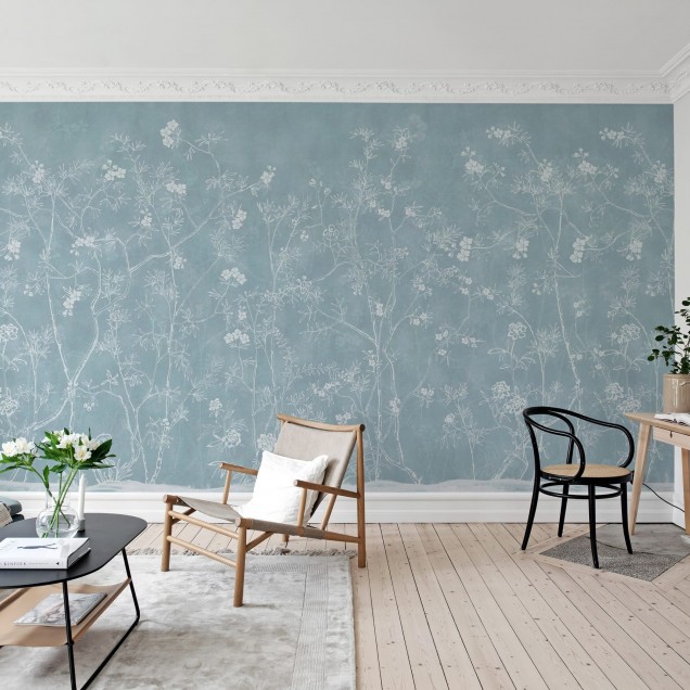 Tapet cu un design floral delicat, Soft Chinoiserie Baby Blue, cu un model discret pe un fundal albastru deschis.