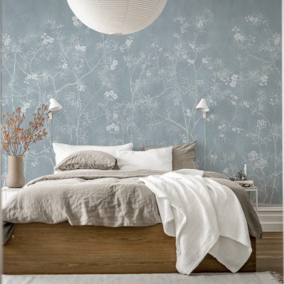 Tapet cu un design floral delicat, Soft Chinoiserie Baby Blue, cu un model discret pe un fundal albastru deschis.